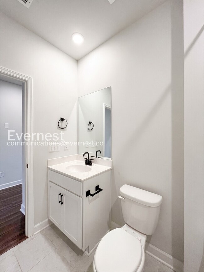Building Photo - 4 Bed/3 Bath Home with Fenced Yard / Pet-Friendly / Available Now!