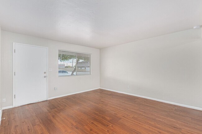 Building Photo - Renovated 2 bed | 1 bath - Central Tempe Location!