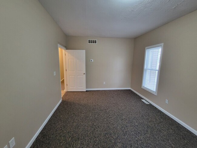 Building Photo - 3 bed, 2 bath. Close to ND
