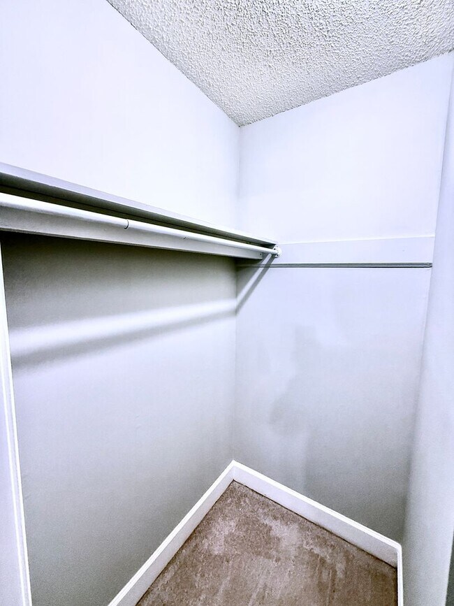 Building Photo - 2 Bedroom Condo on Chapman Mountain