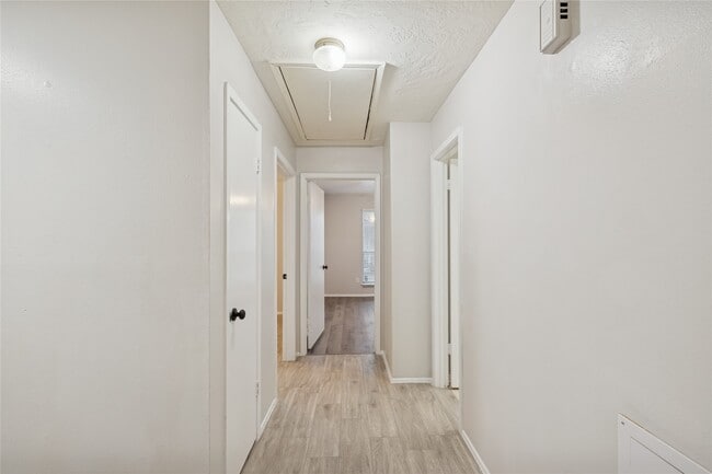 Building Photo - 8610 Lake Crystal Dr