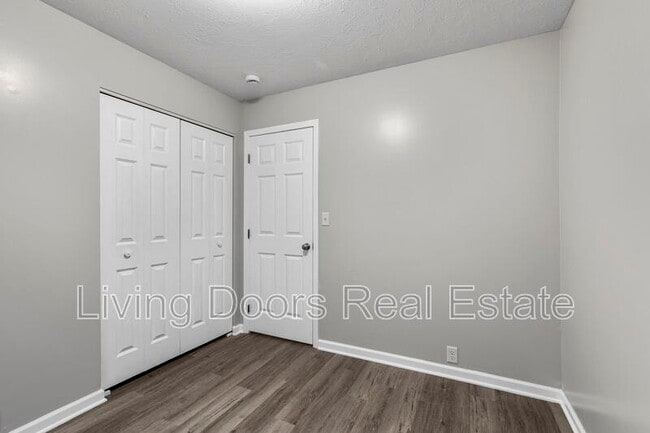 Building Photo - 348 S 5th St