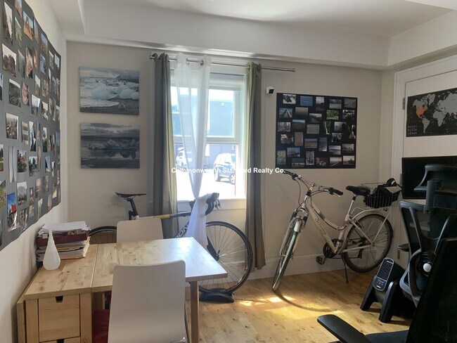 Building Photo - 126 Charles St