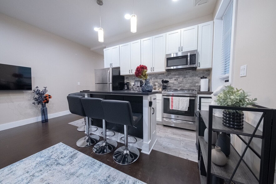 Building Photo - 245 W 113th St