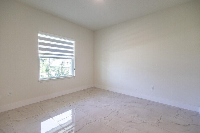 Building Photo - 2149 SW Susset Ln