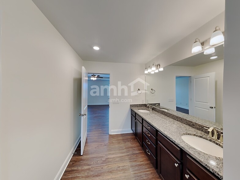 Building Photo - 2000 Bennett Dr