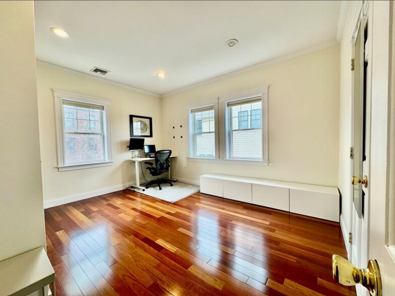 Building Photo - 15 Millmont St