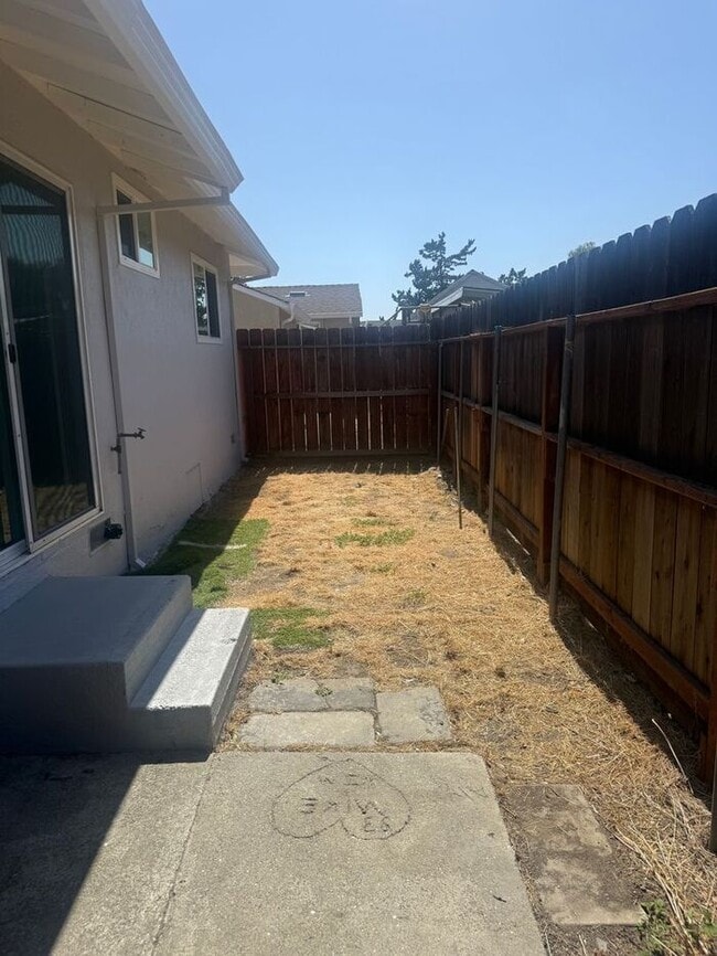 Building Photo - Beautiful 2 bedroom 1 bath home