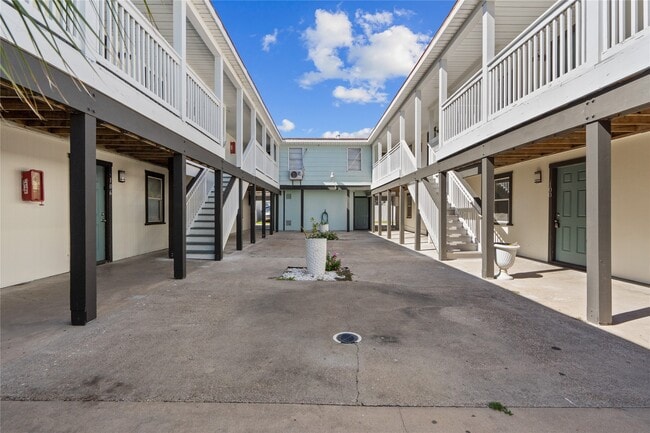 Building Photo - 918 Winnie St