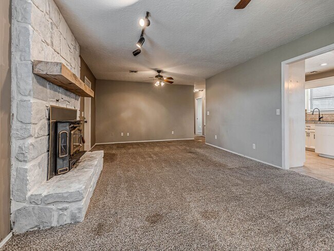 Building Photo - Beautiful 3 bedroom home in the heart of Coweta!