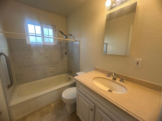 Building Photo - 3 Bedroom 2 Bathroom Home with Yard