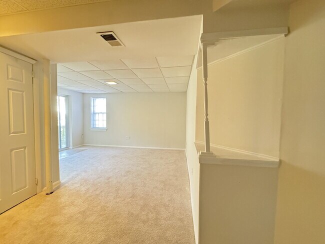 Building Photo - Lake Ridge Gem: Your Inviting Home Awaits!