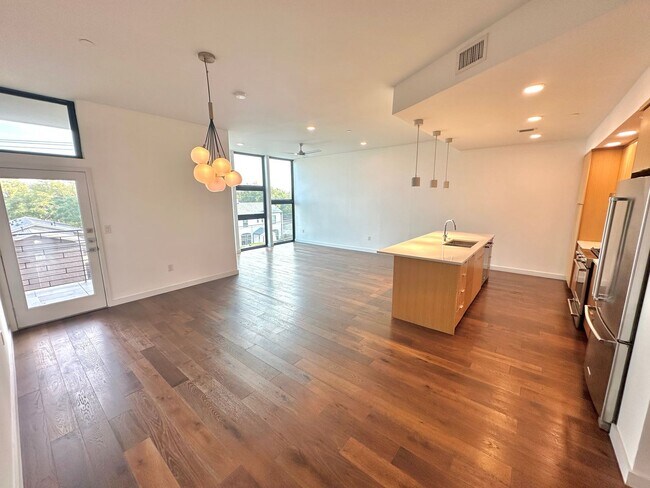 Building Photo - Stunning One bedroom/One bath Condo Locate...