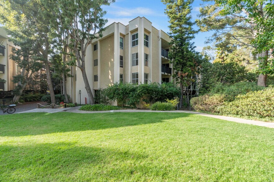 Condo exterior view - 3113 Raintree Cir