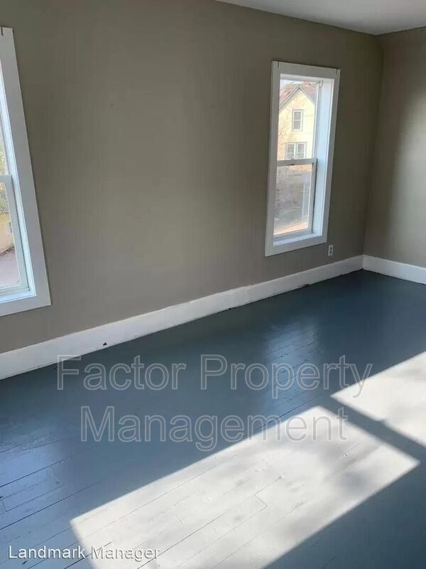 Building Photo - 527 E Hickory St