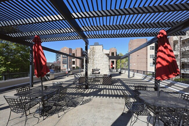 Building Photo - Spacious Germantown Gem!