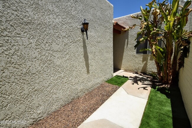 Building Photo - 814 N Crescent Ln