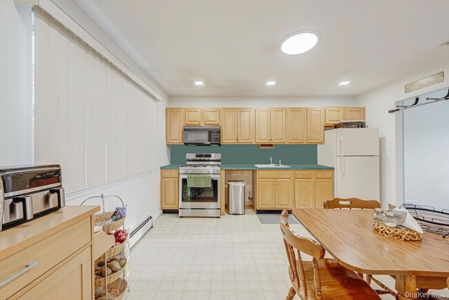 Building Photo - 475 Old Country Rd