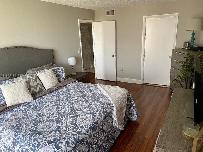 Building Photo - 498 NW 165th St