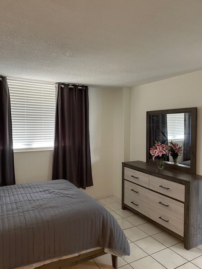 Building Photo - 1731 SE 15th St