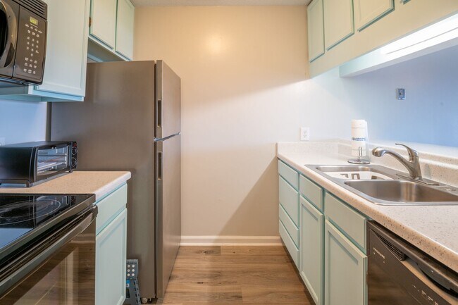 Building Photo - COZY,  FURNISHED OFF-SEAON MONTHLY RENTAL