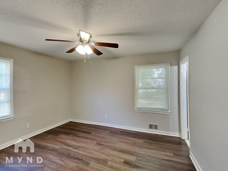Building Photo - 217 Marshall Dr