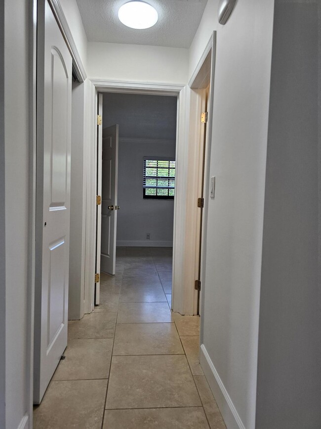 Building Photo - 435 Pine Villa Dr