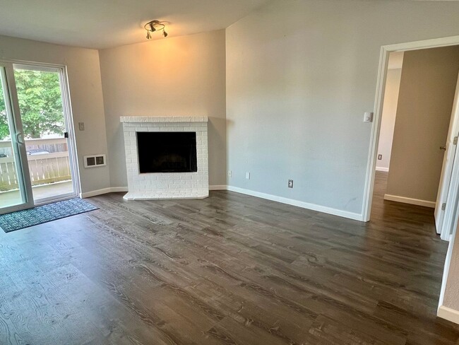Building Photo - Woodinville ~ Woodland Hills Condo