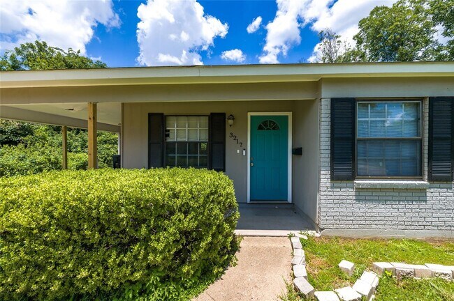 Building Photo - 3217 Thunderbird Ln