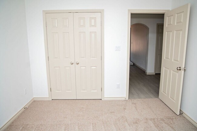 Building Photo - Fresh, Functional, and Move-In Ready | Sil...
