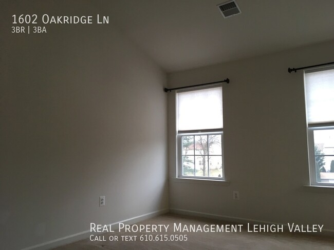 Building Photo - Beautiful townhome perfect for busy commuter!