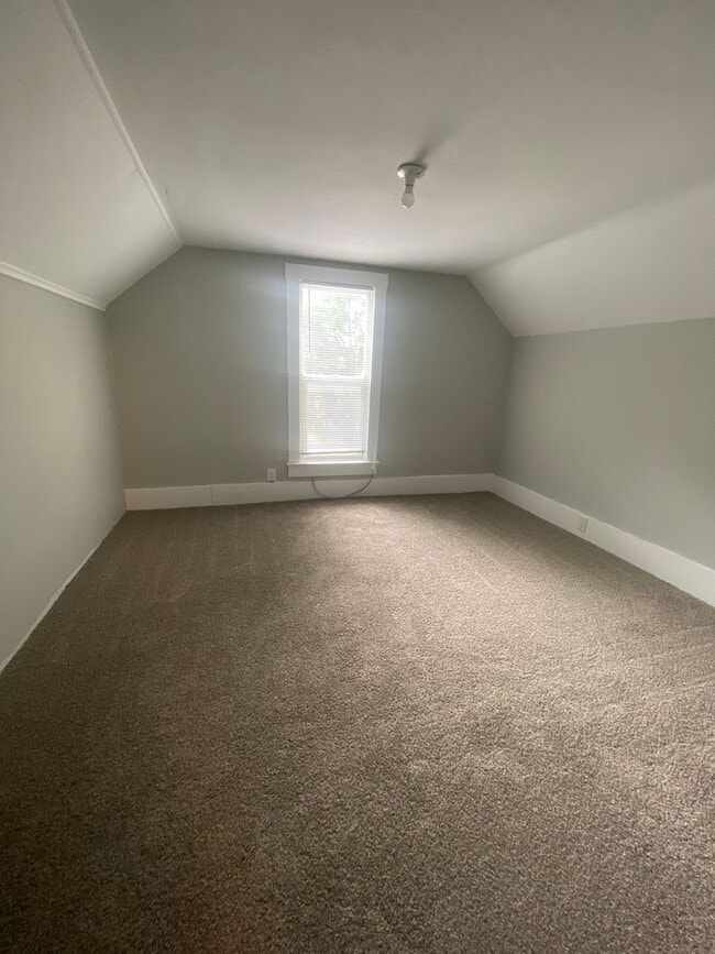 Building Photo - SW 2 bedroom home with many updates.
