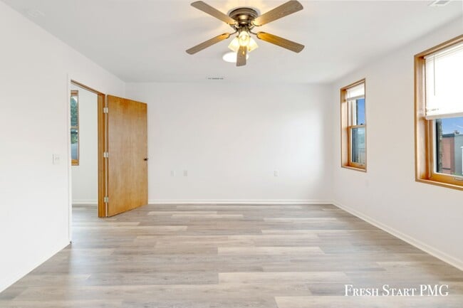 Building Photo - Convenient & Comfortable Living in Downtow...