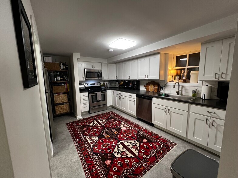 Kitchen - 2328 N Southport Ave