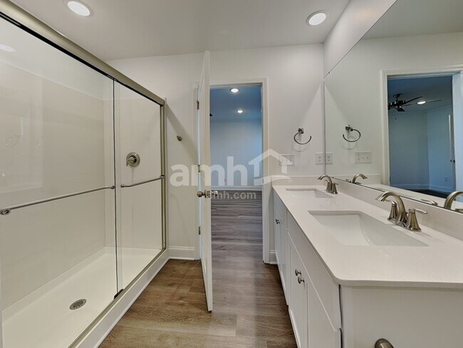 Building Photo - 6042 Rosemore Ln