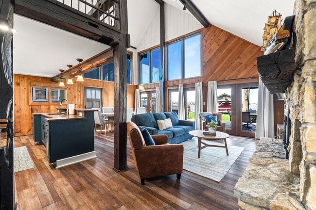 Building Photo - Fully Furnished 3 Bedroom Lakefront Home o...