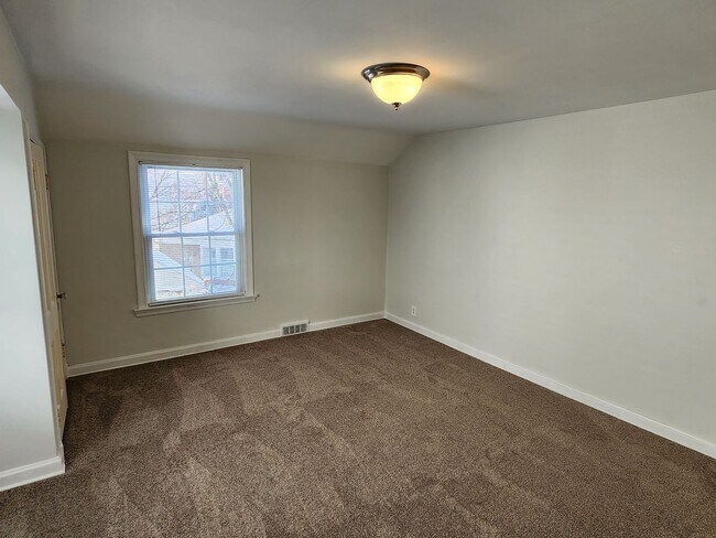 Building Photo - Shorewood 2 bedroom upper