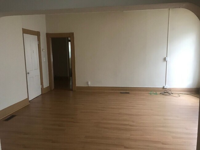 Building Photo - Downstairs unit....1 Bedroom 1 Bath