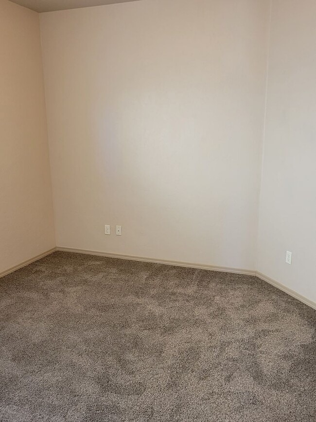 Building Photo - 3 Bedroom, 2 Bathroom Home!