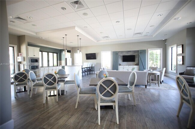 Building Photo - 8293 Cadre Noir Rd