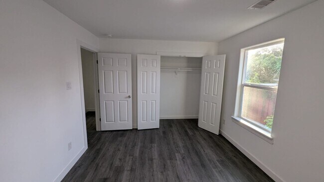 Building Photo - ?Your Houston Gem: 3 Beds, 2.5 Baths, Carp...