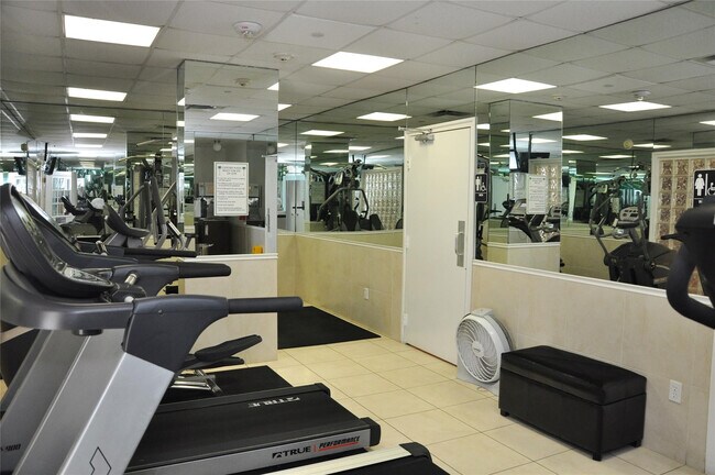 Building Photo - 1012 N Ocean Blvd