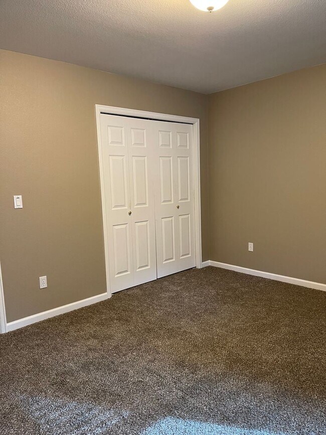 Building Photo - 3 Bedroom 2 bathroom