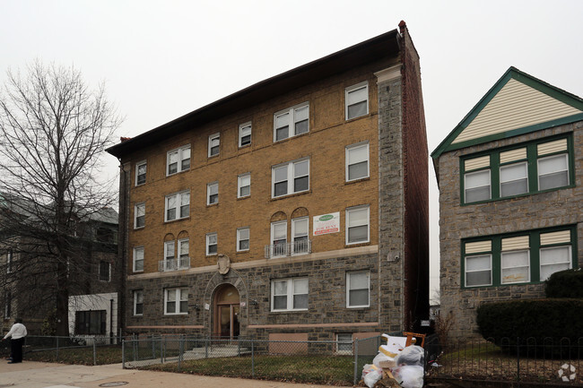 Building - Parklane Apartments
