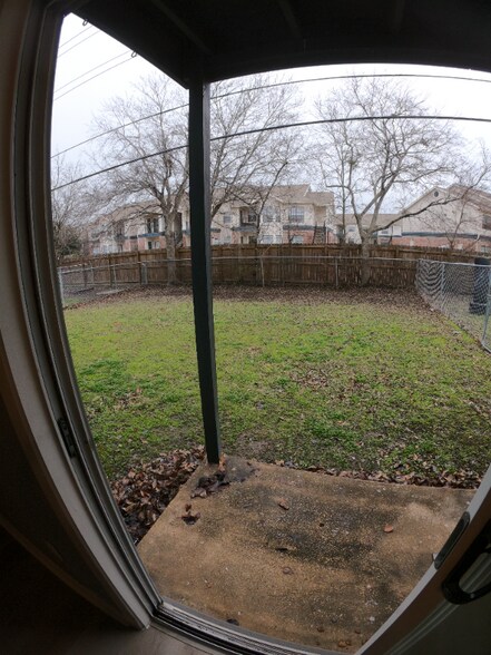 Building Photo - 404 Manuel Dr