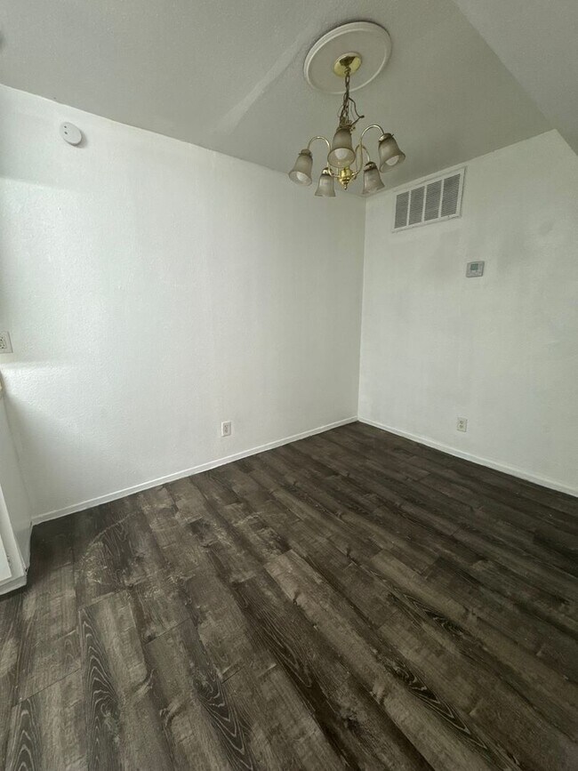 Building Photo - second floor 1 bd condo