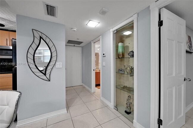 Building Photo - 6039 Collins Ave