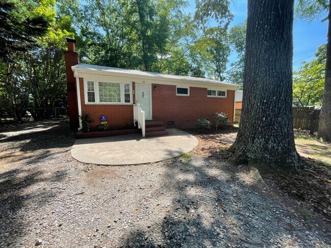 Building Photo - 3 BR between North Elm and North Church