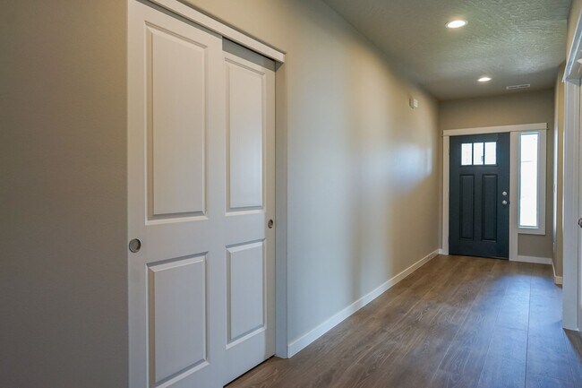 Building Photo - 3 bedroom 2 bath -3 car garage!