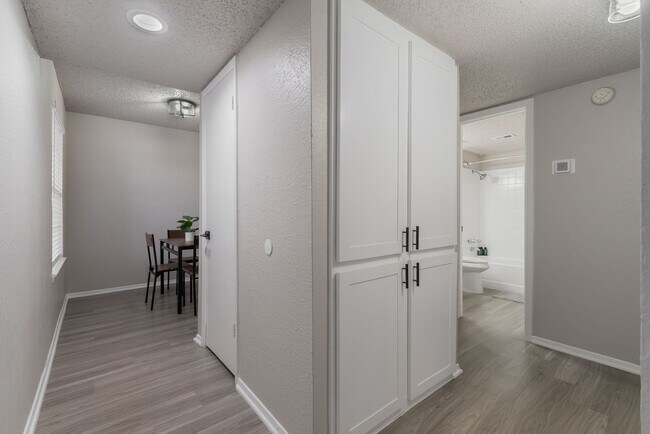 Building Photo - 2525 Thomason Cir